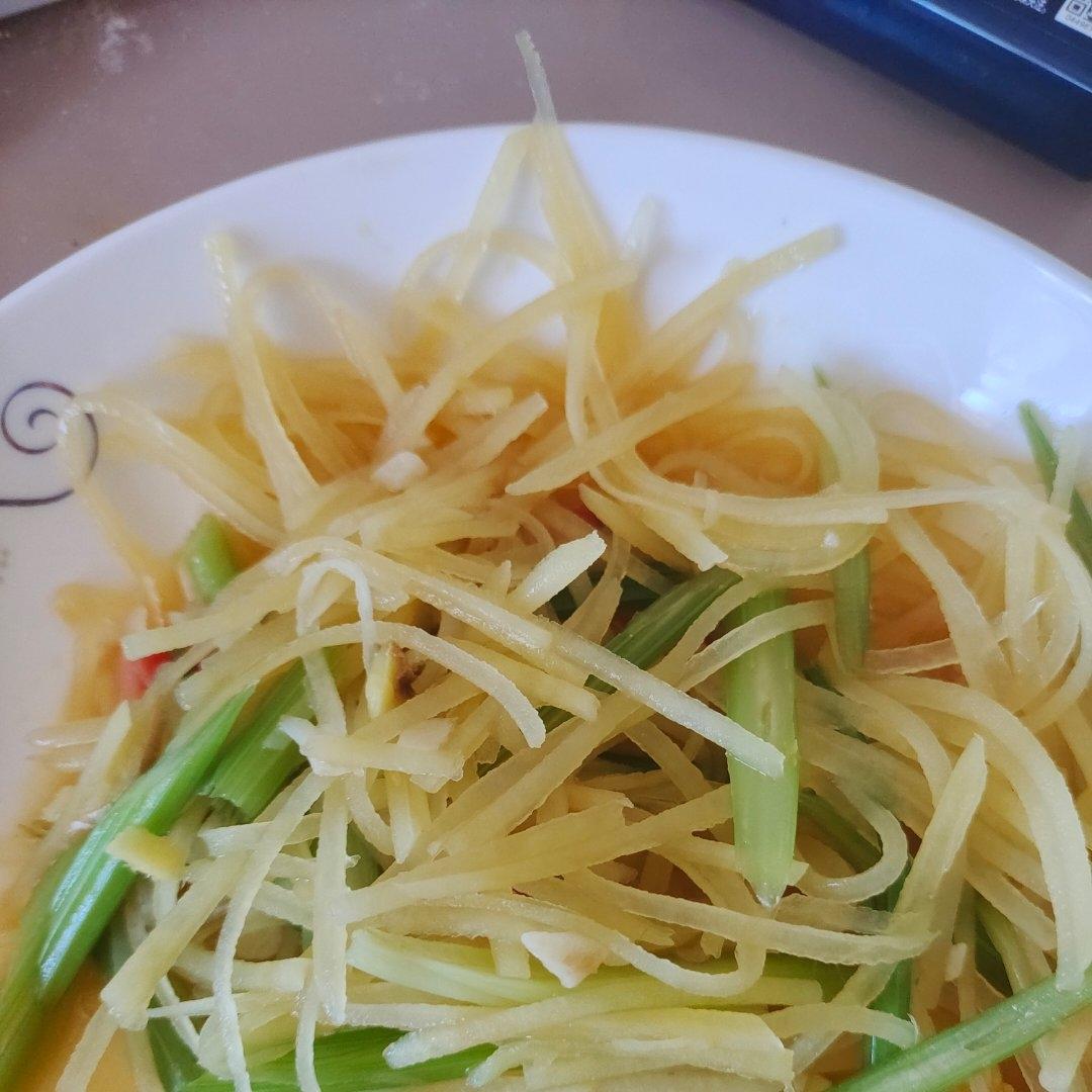 简单美味的家常菜！土豆丝炒芹菜