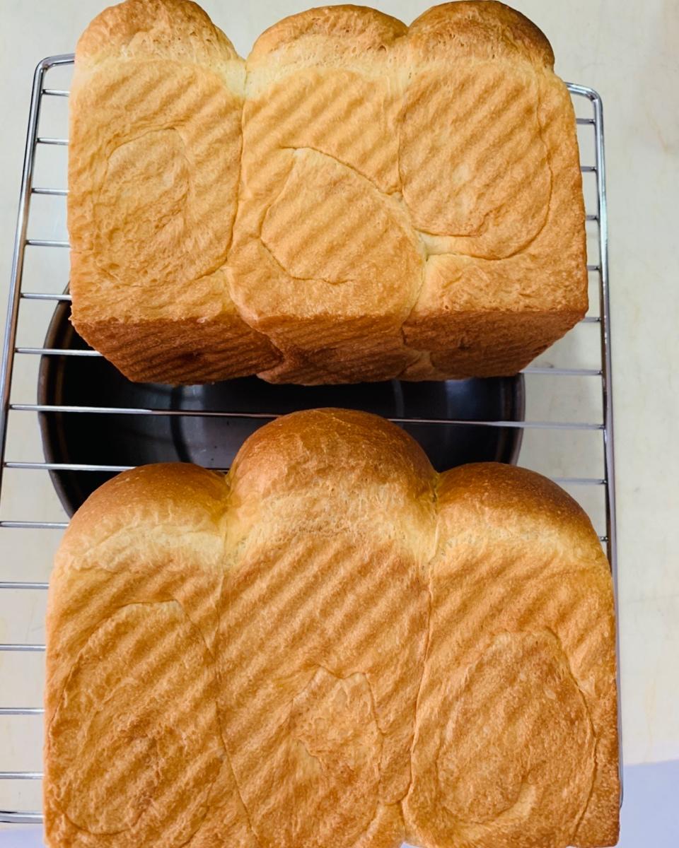 两条超级软的甜甜吐司