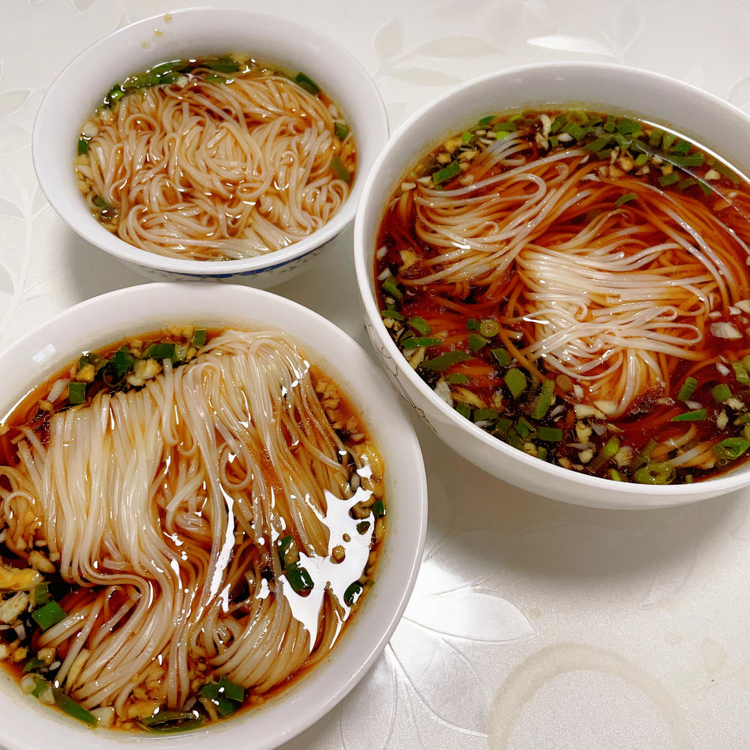 一碗清汤面 🍜 —— 秋日里的治愈系