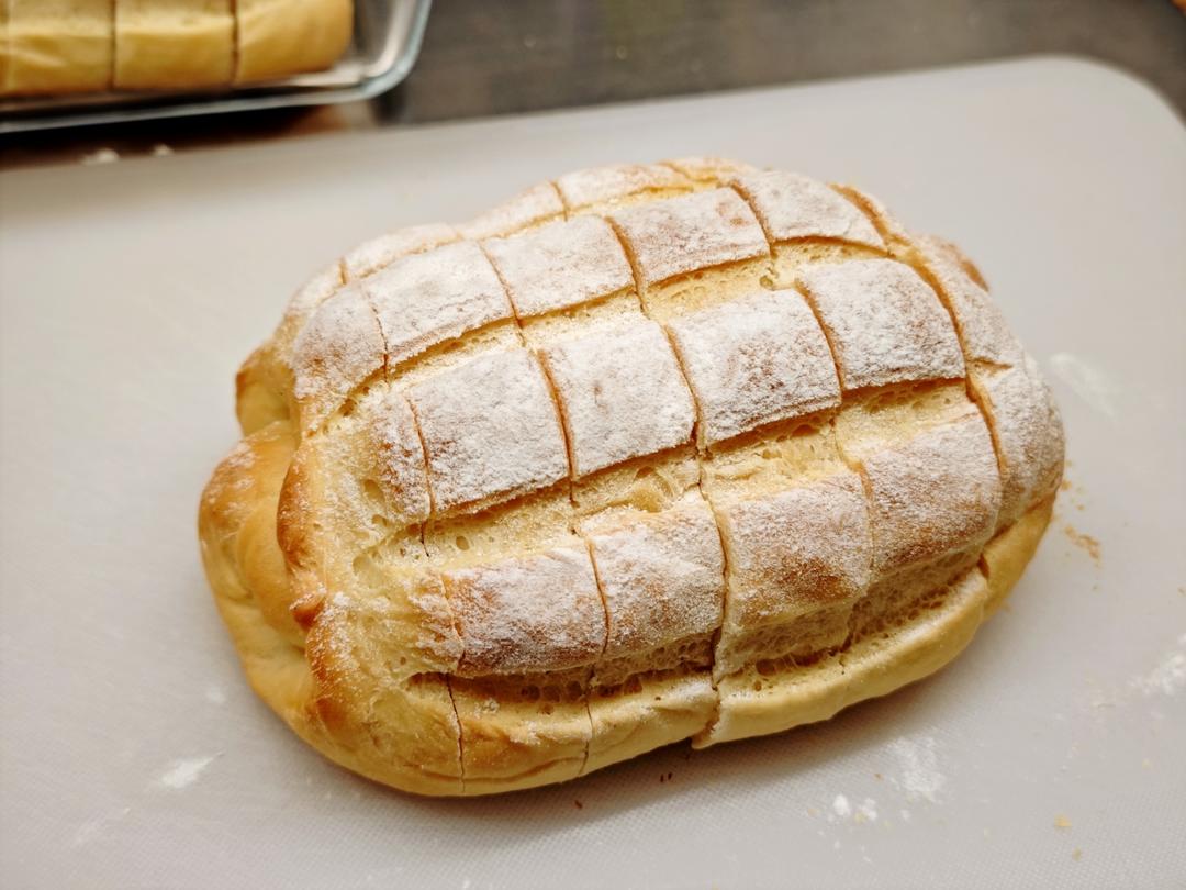 像吃海绵蛋糕的双倍特浓牛奶哈斯