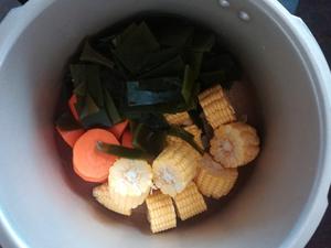 海带玉米胡萝卜排骨汤的做法 步骤5