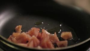 番茄虾仁 | 爸爸厨房 VOL . 103  虾仁 番茄 番茄酱 橄榄油 白糖  盐的做法 步骤4