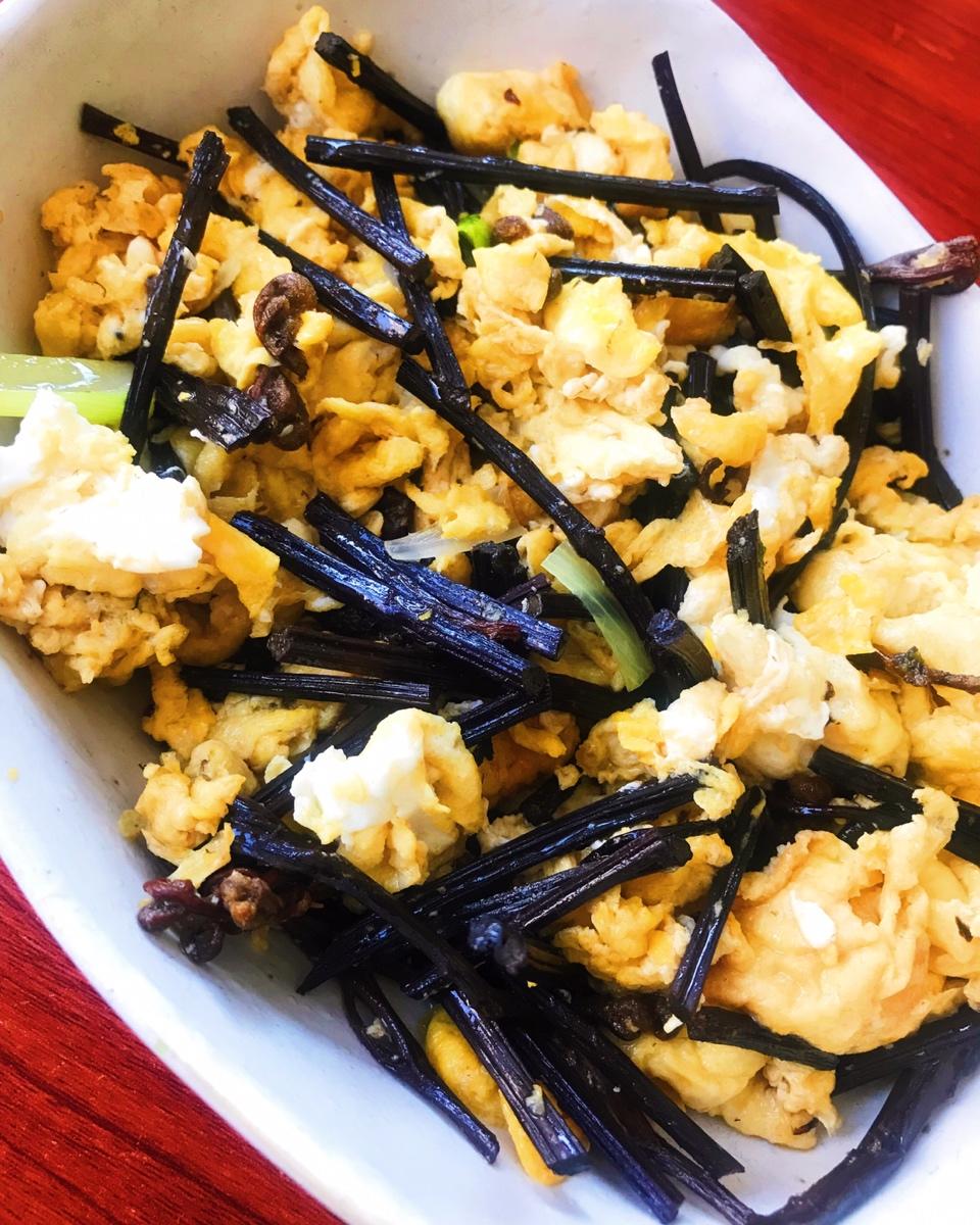 山蕨菜炒鸡蛋