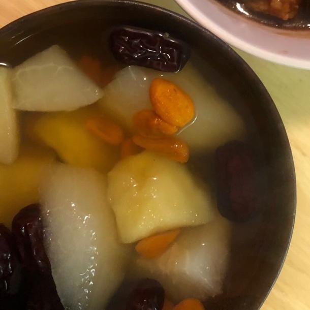 冰糖雪梨银耳红枣枸杞汤（止咳化痰润肺）