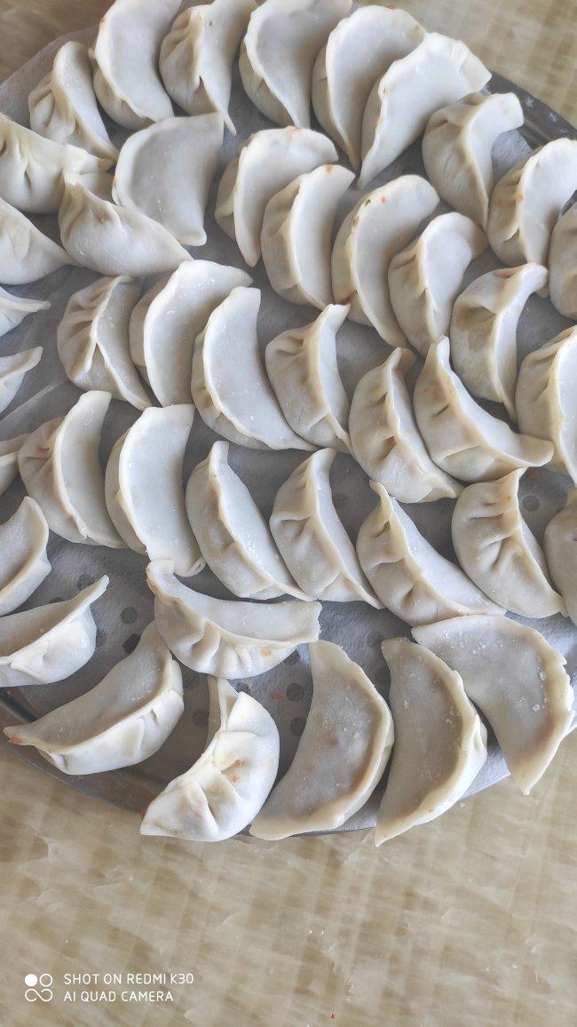 就像有句话所说：成年人的世界里，从来就没有“容易”二字。很多时候，你只能单枪匹马，直面生活的兵荒马乱。