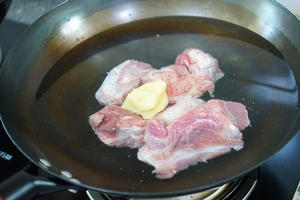 五花肉豆角蒸面条&筒骨萝卜汤 | 北鼎黄色蒸炖锅食谱的做法 步骤1