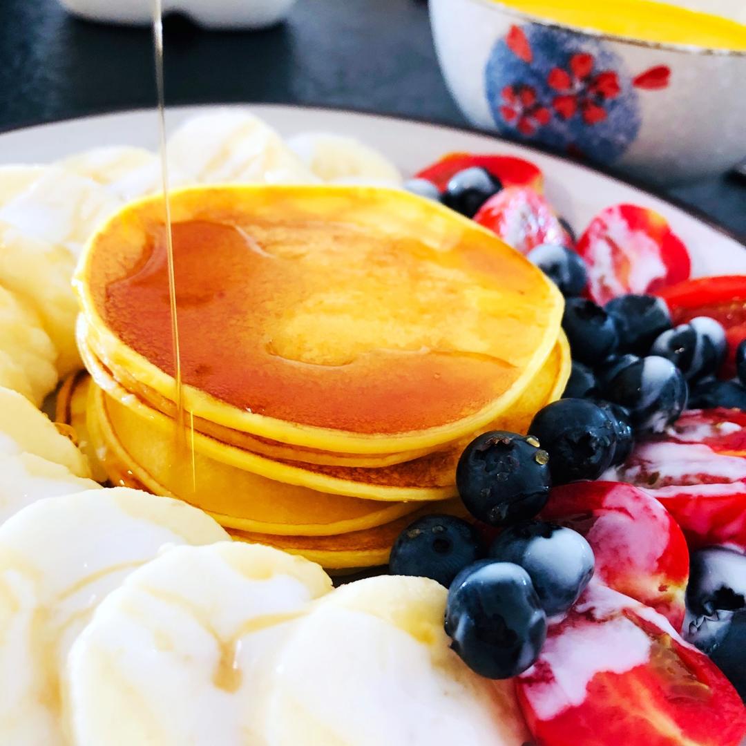 【酸奶松饼yogurt pancake】，搭上黑莓果酱和枫糖的美味。