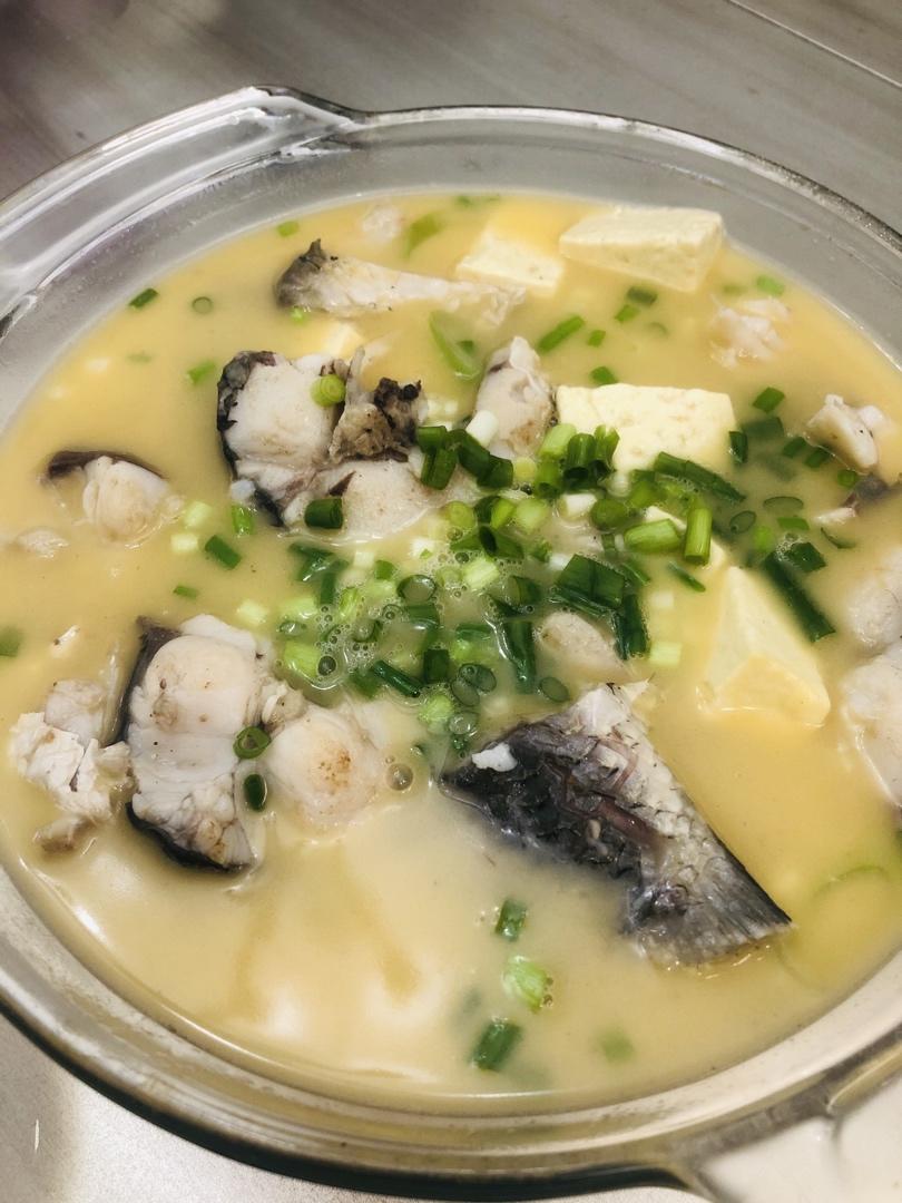 一招教你做出最简单又最味美鲜香的雪白鱼汤