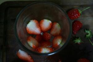 草莓酸奶盆栽的做法 步骤7