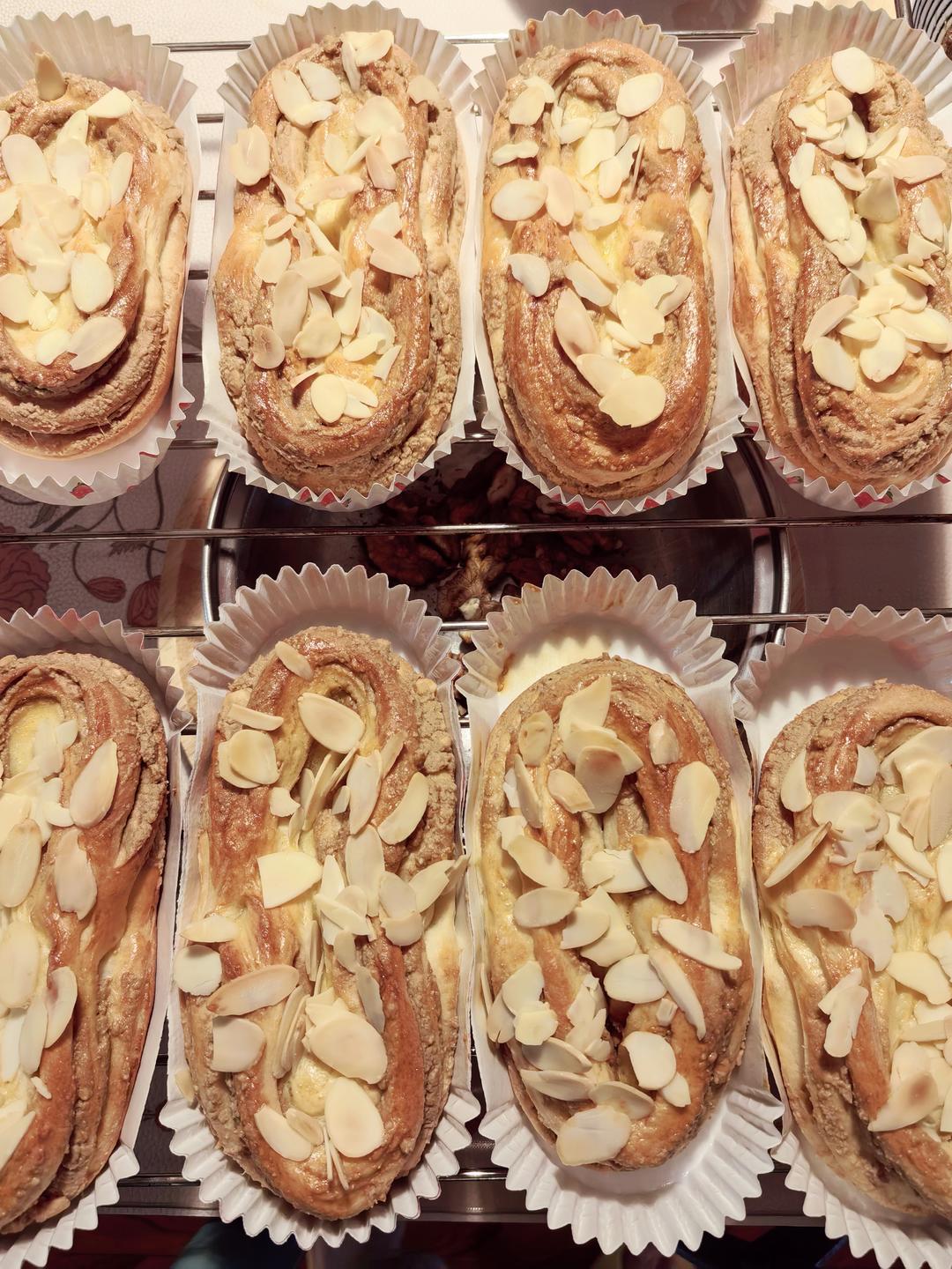 酥的掉渣面包店的经典产品-花生杏仁面包