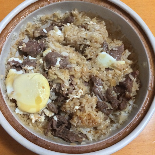 窝蛋牛肉煲仔饭