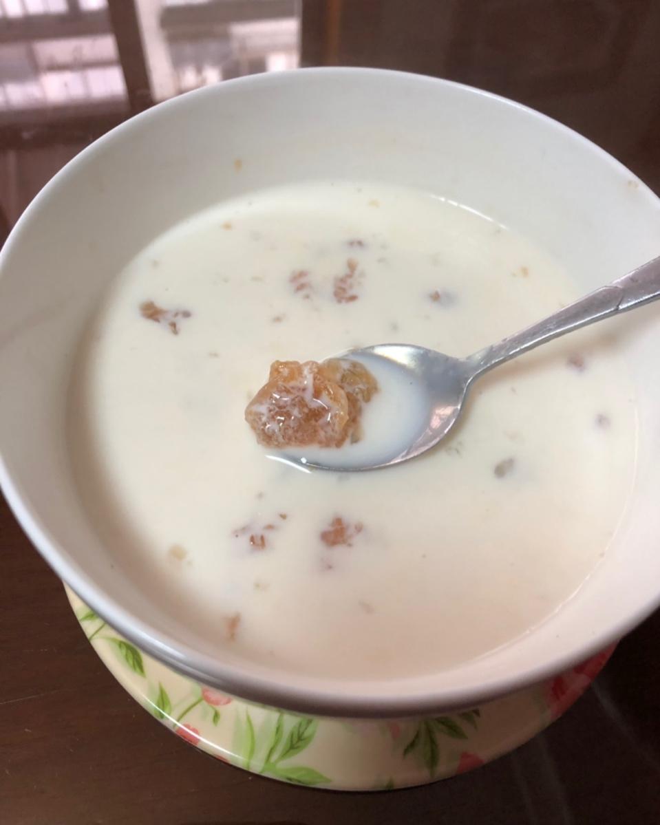 牛奶炖桃胶