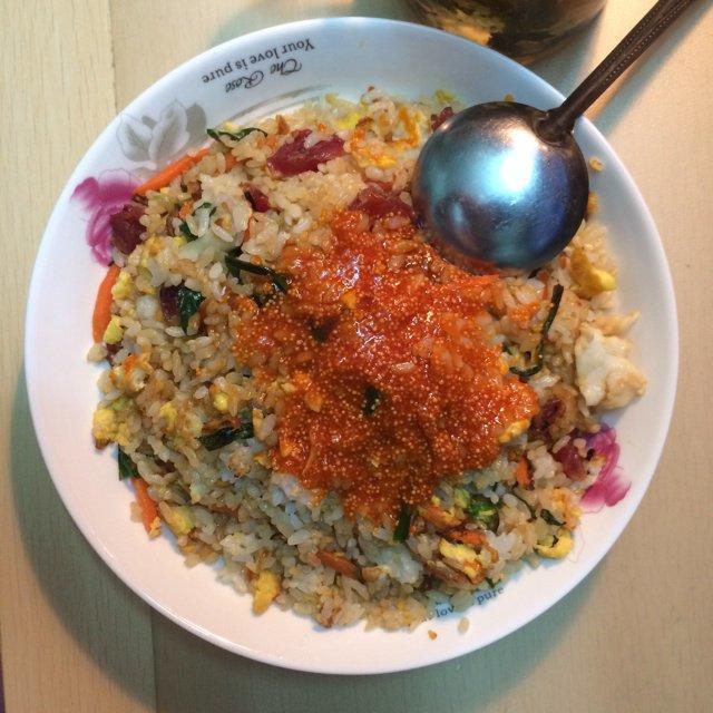鸭蛋鱼子酱炒饭的做法