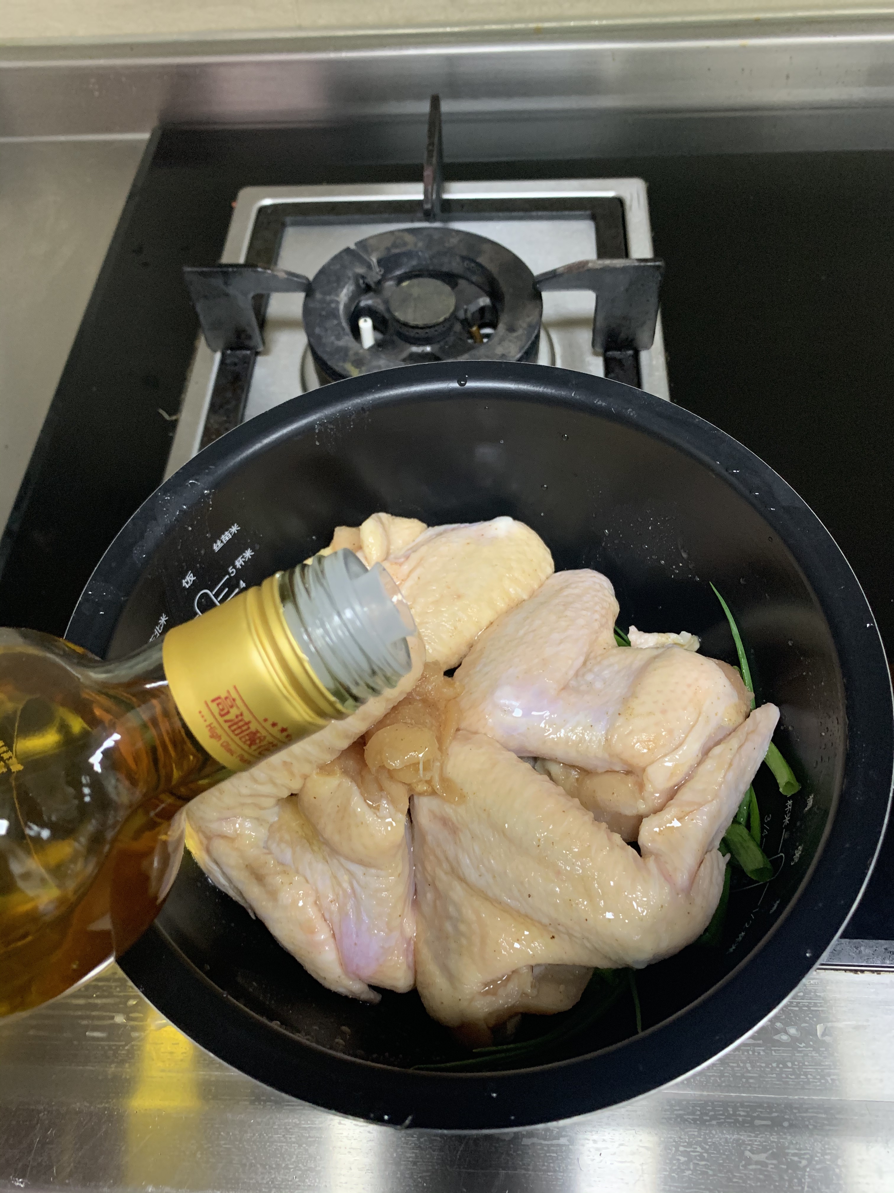 电饭煲盐焗鸡翅的做法