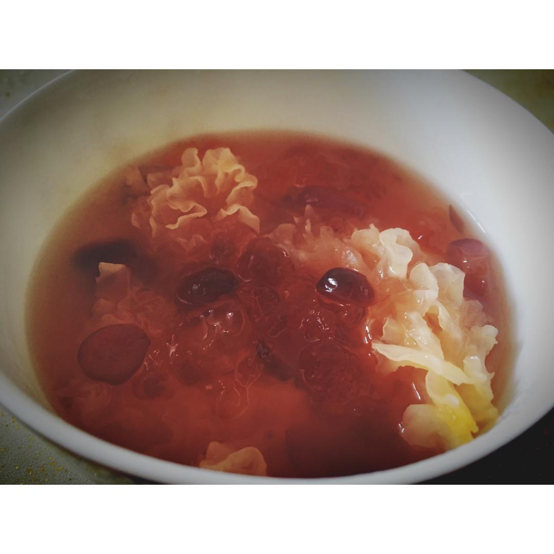 蔓越莓桃胶银耳羹