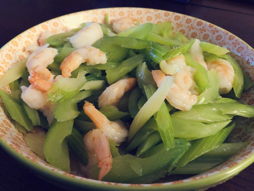 怎样炒出饭店级别的幼嫩西芹（附正确的西芹处理手法）
