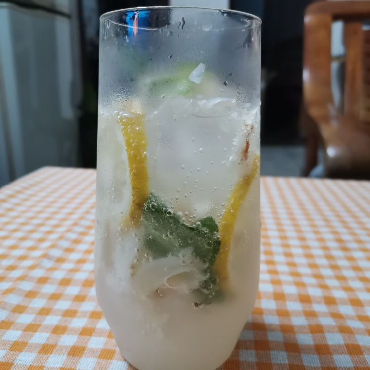 夏天少不了要喝的饮料，简单又易做的荔枝柠檬雪碧