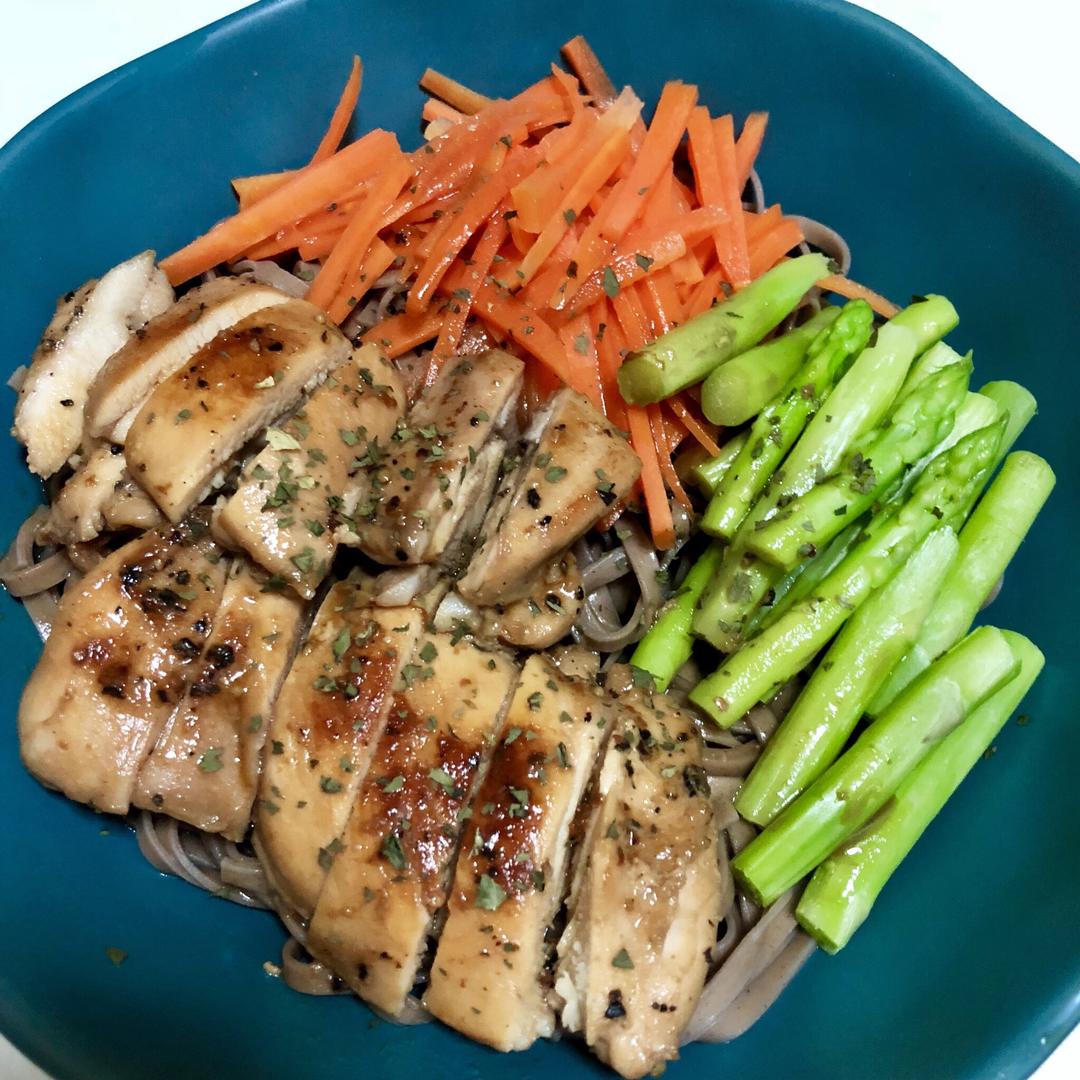 鸡腿肉荞麦面（低卡低脂）的做法