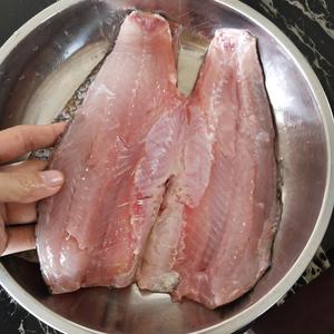 👯[添屏的节凑]👅香煎鲮鱼的做法 步骤2