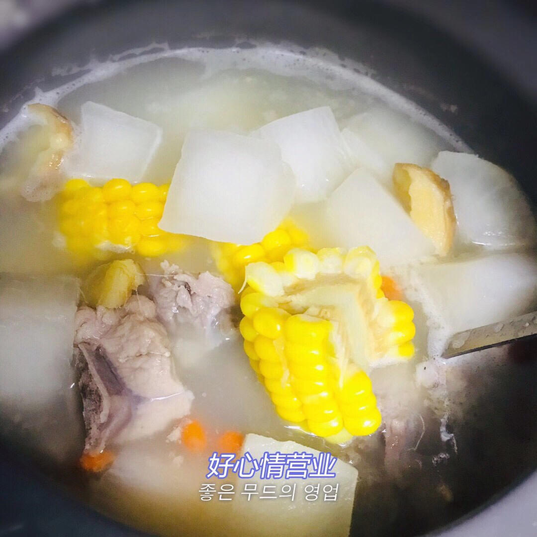 胡萝卜玉米排骨汤