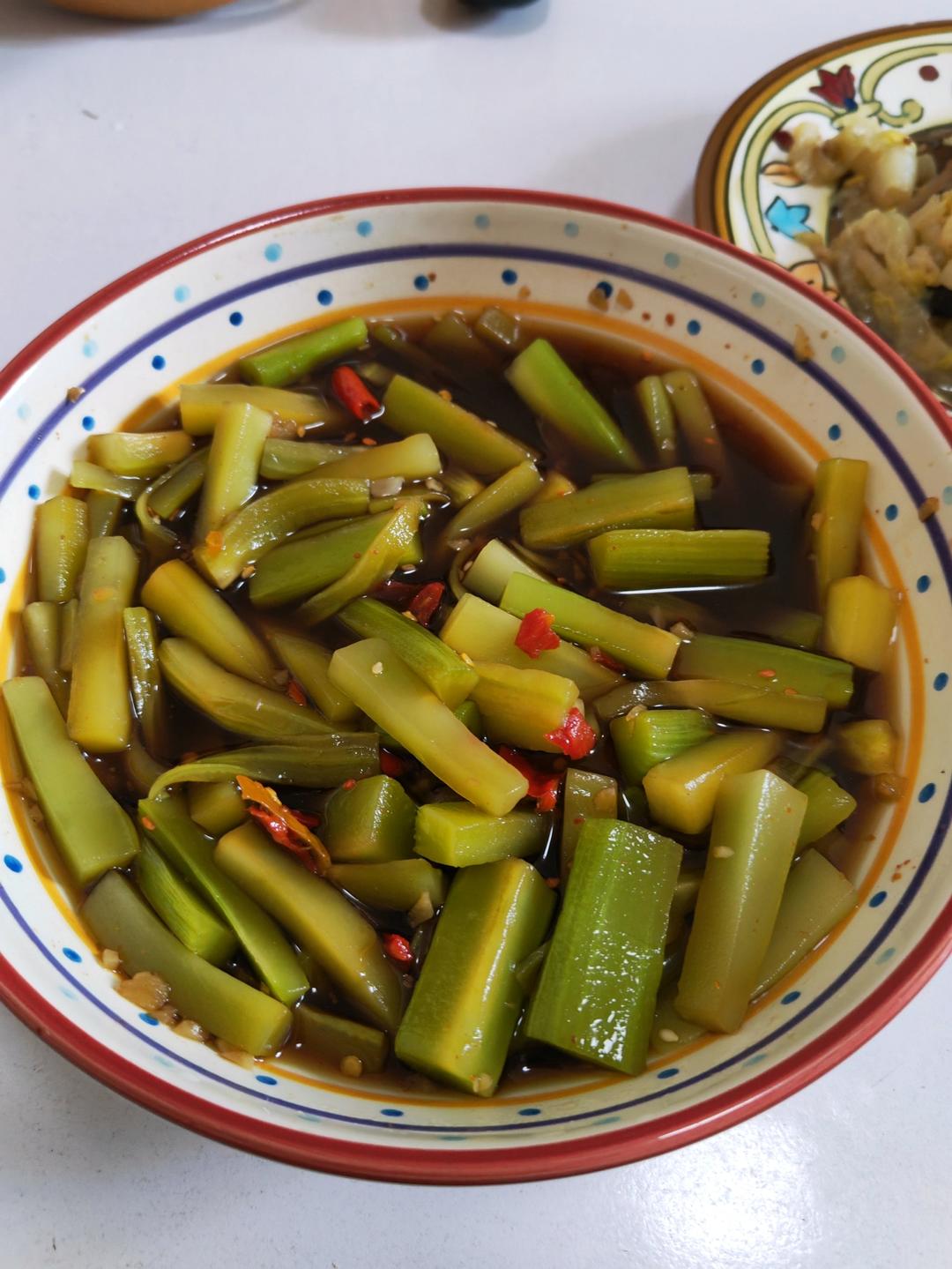 夏日必备神器！酸辣爽口的腌莴笋