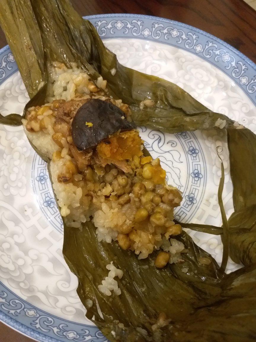 五香猪肉咸蛋粽子