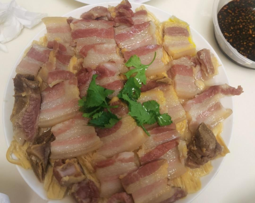 一盘有荤有素无油的下饭菜的做法