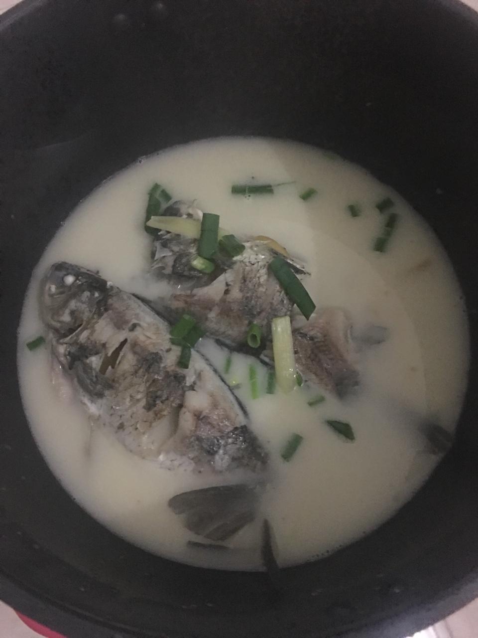 如何熬出奶白色鲜美鲫鱼汤