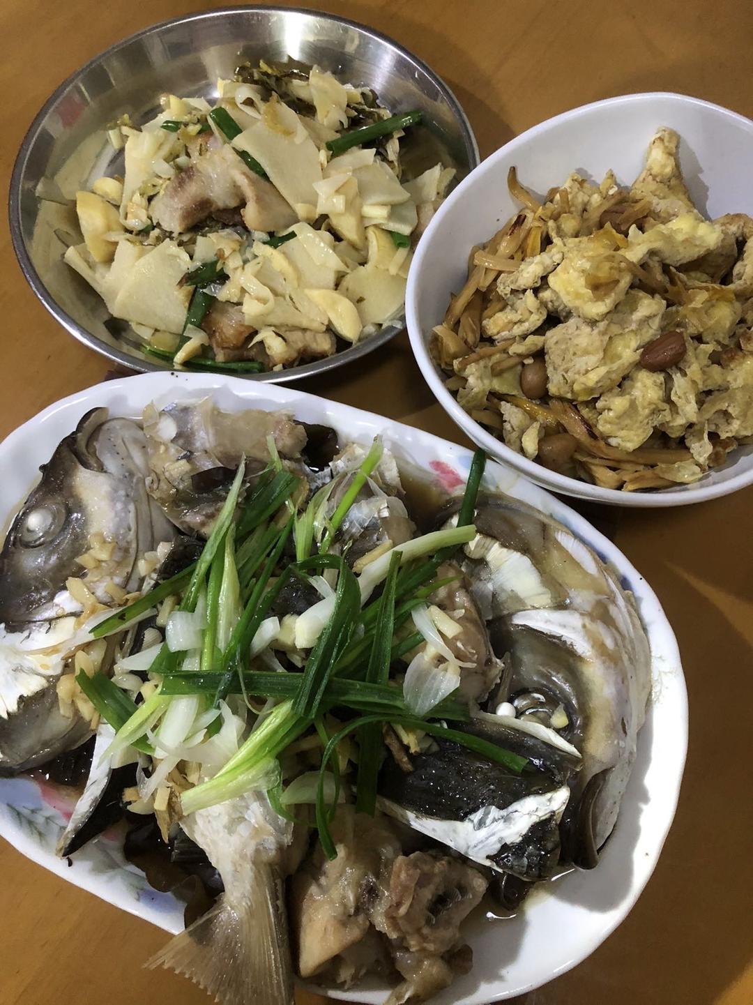 夏天的下饭菜《蒸草鱼头木耳蒜蓉》