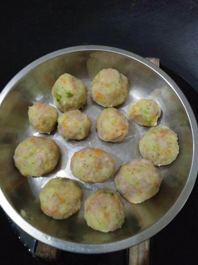 宝宝辅食8月+不需要面粉的「蔬菜土豆丸子」
