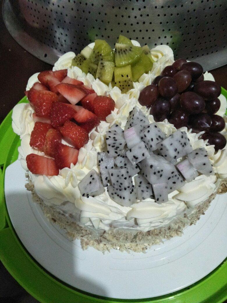 一牛二兔做的8寸水果生日蛋糕