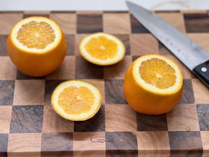 盐蒸橙子的做法 步骤1
