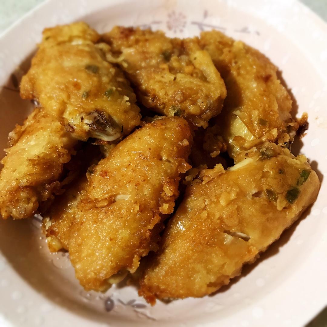 💥不油不腻的蒜香炸鸡翅❗巨好吃到舔手指，外酥里嫩到跺脚。