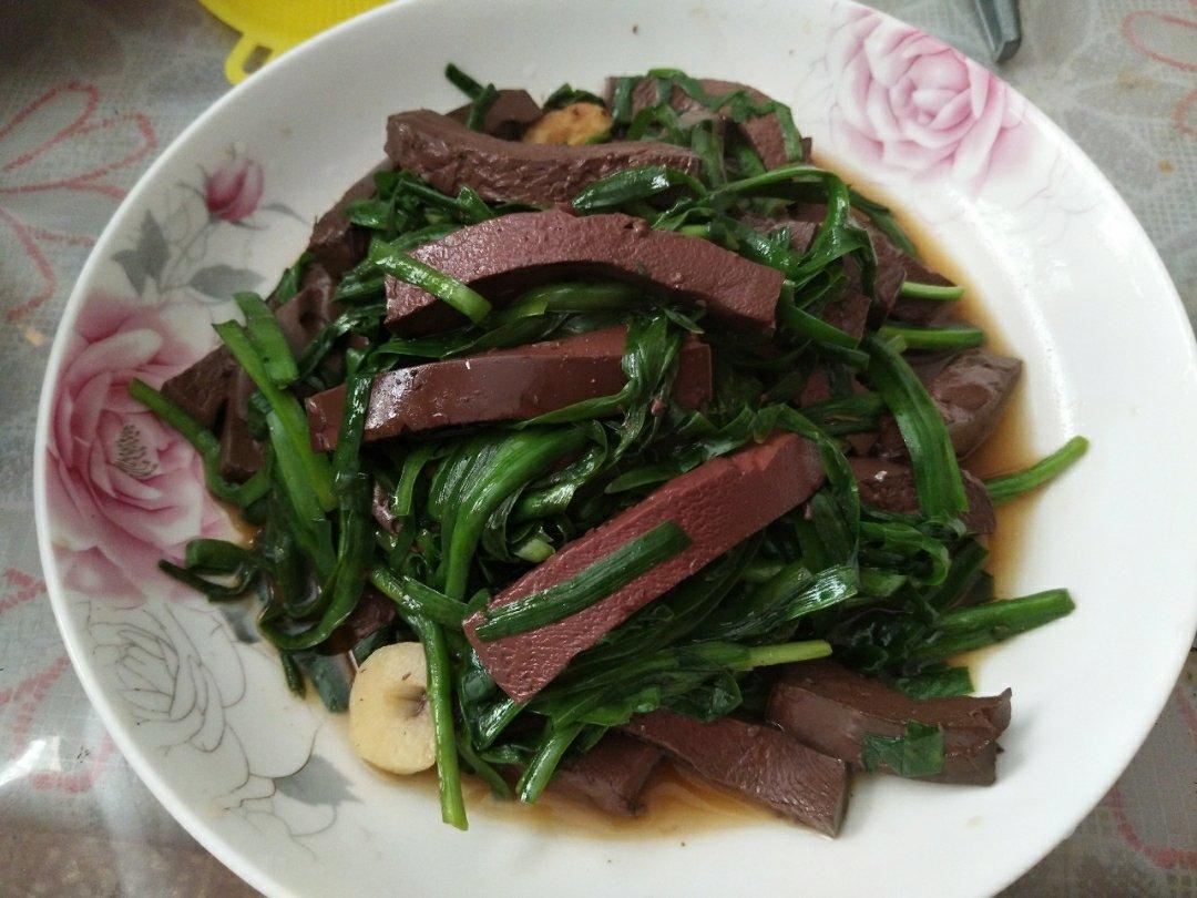 韭菜炒鸭血