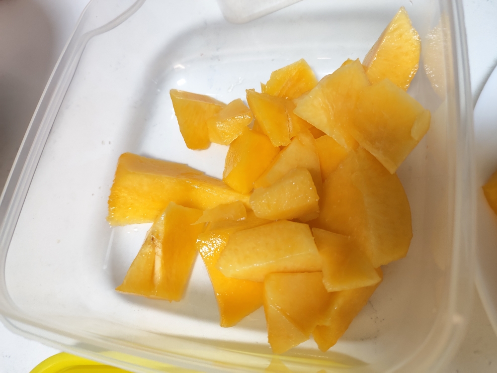 新鲜黄桃两种吃法：黄桃雪葩+黄桃罐头（短期长期两种储存制作方法）的做法 步骤2