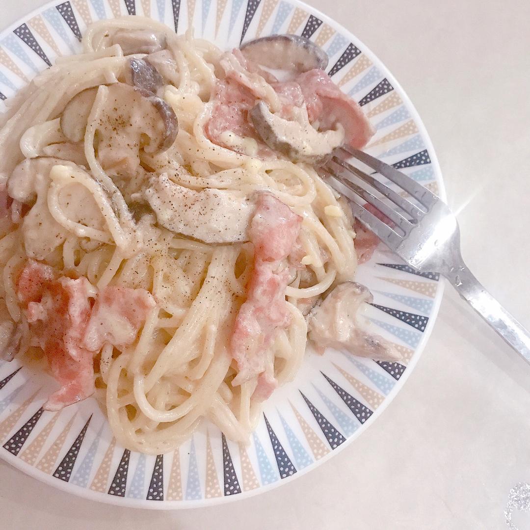 奶油培根蘑菇意面