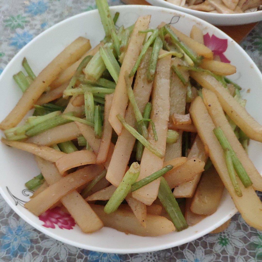 土豆炒芹菜