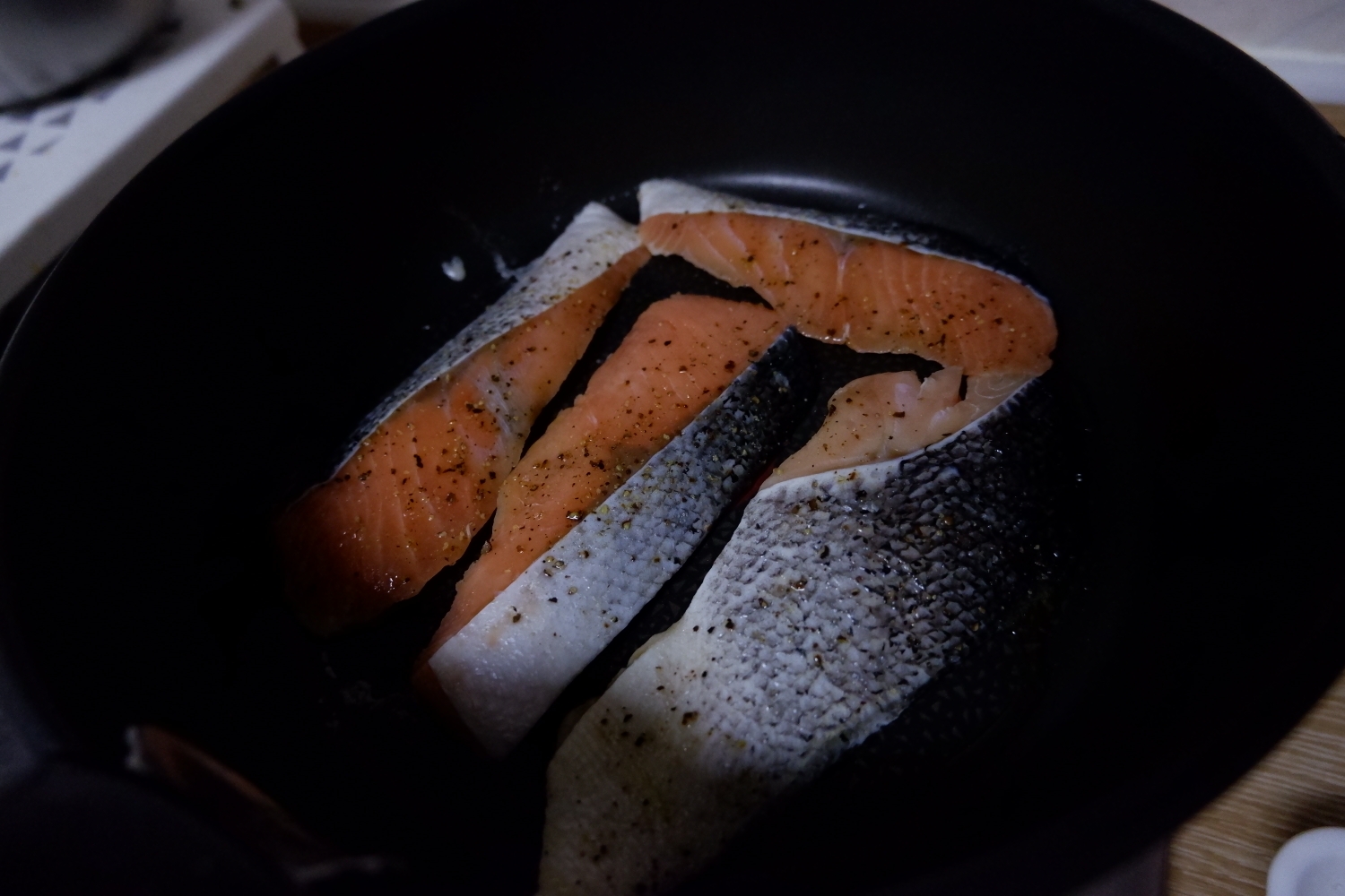 超快手 香煎三文鱼的做法 步骤2