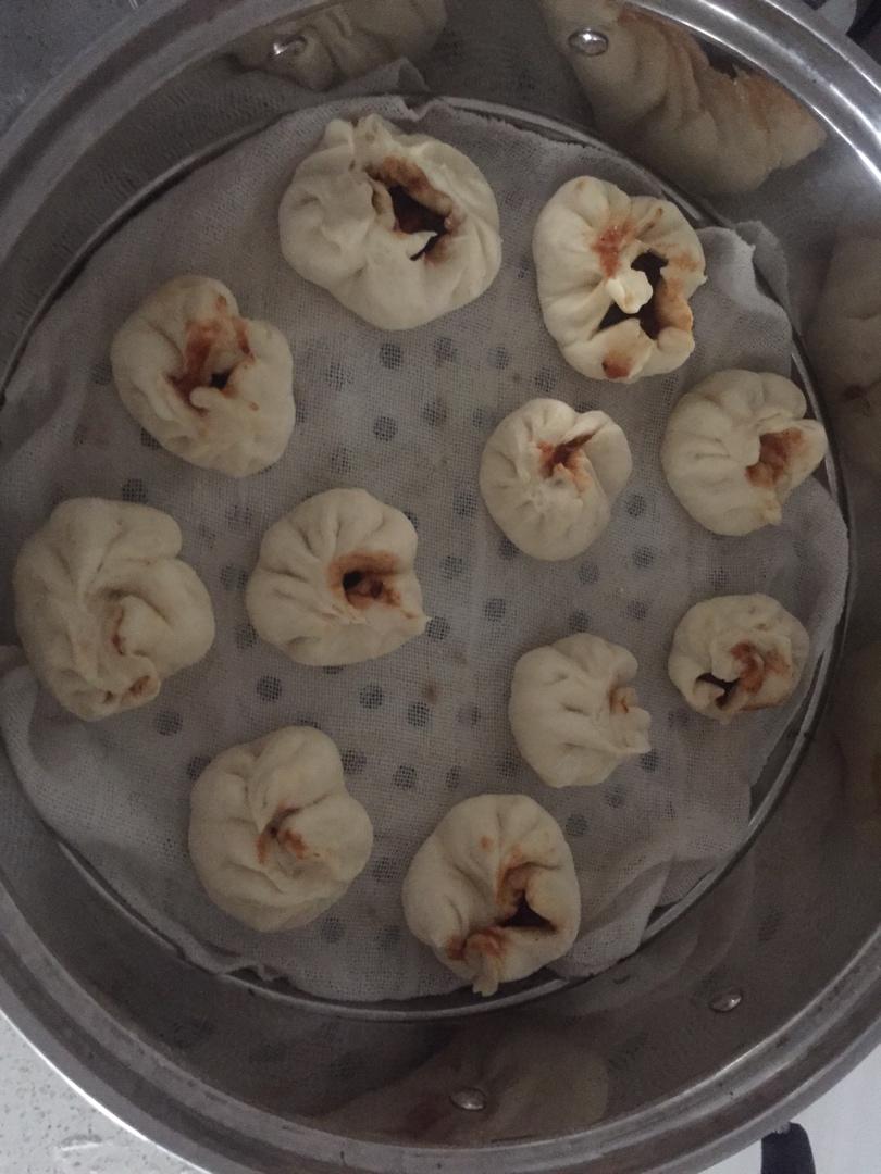 云朵般松软爆浆蜜汁叉烧包