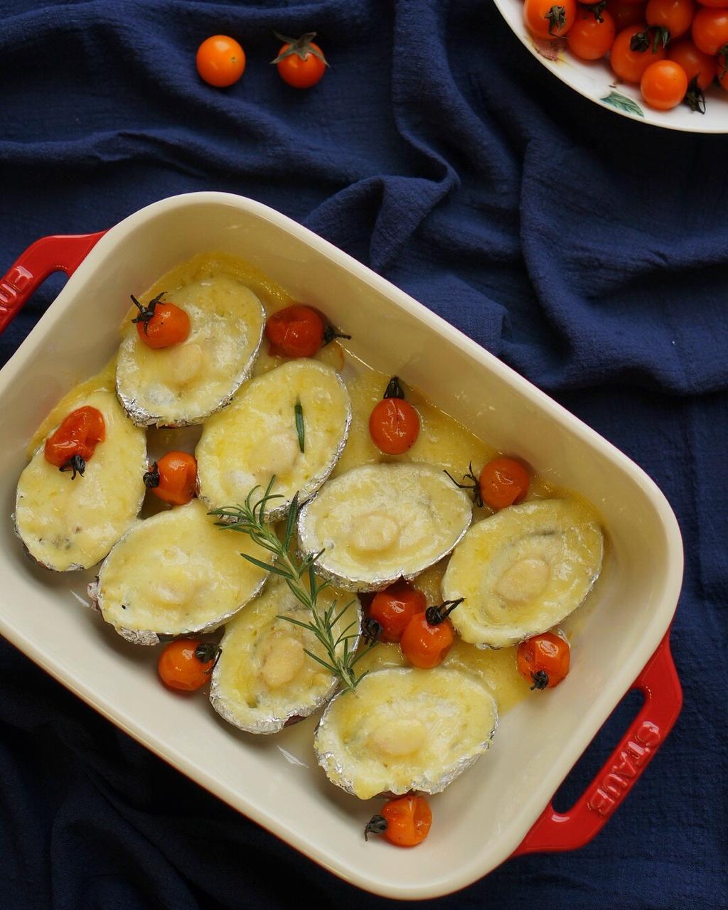 金银蒜蓉烤生蚝和鲜鲍鱼