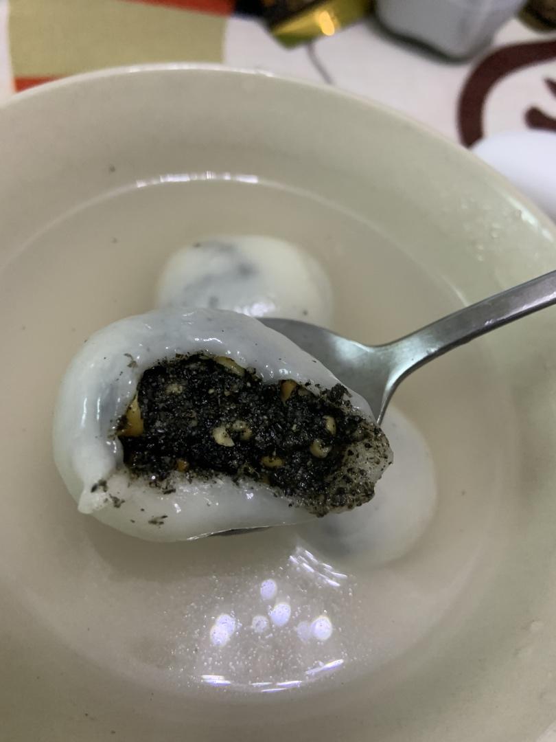花生黑芝麻汤圆