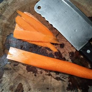怎样切菱形胡萝卜的做法 步骤2