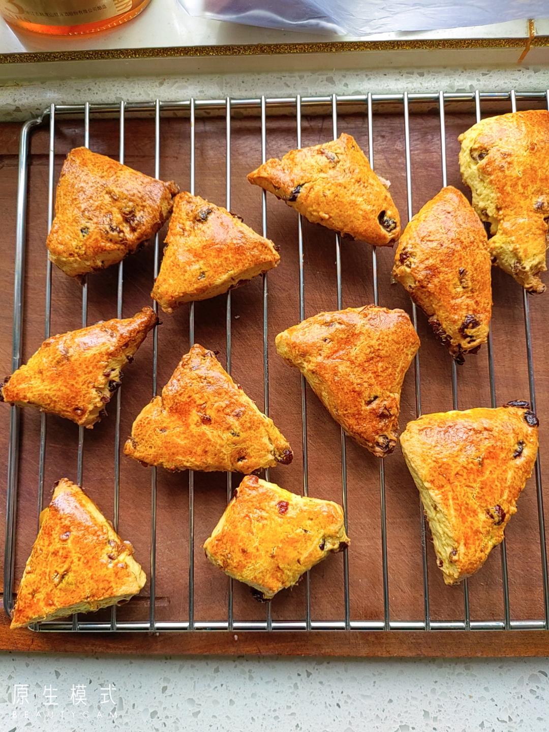 完胜星巴克超美味的酥脆原味【蔓越莓司康】