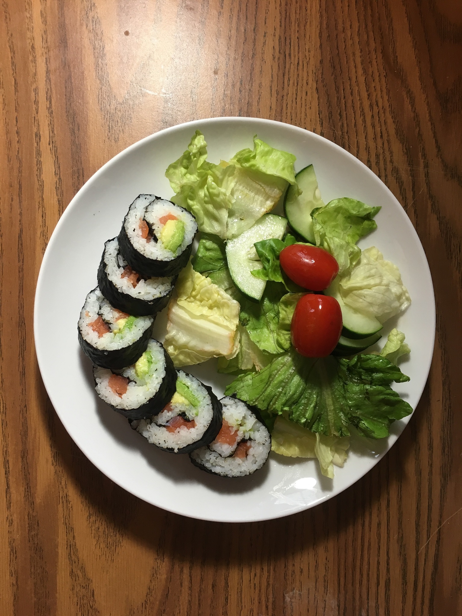 三文鱼牛油果海苔卷寿司