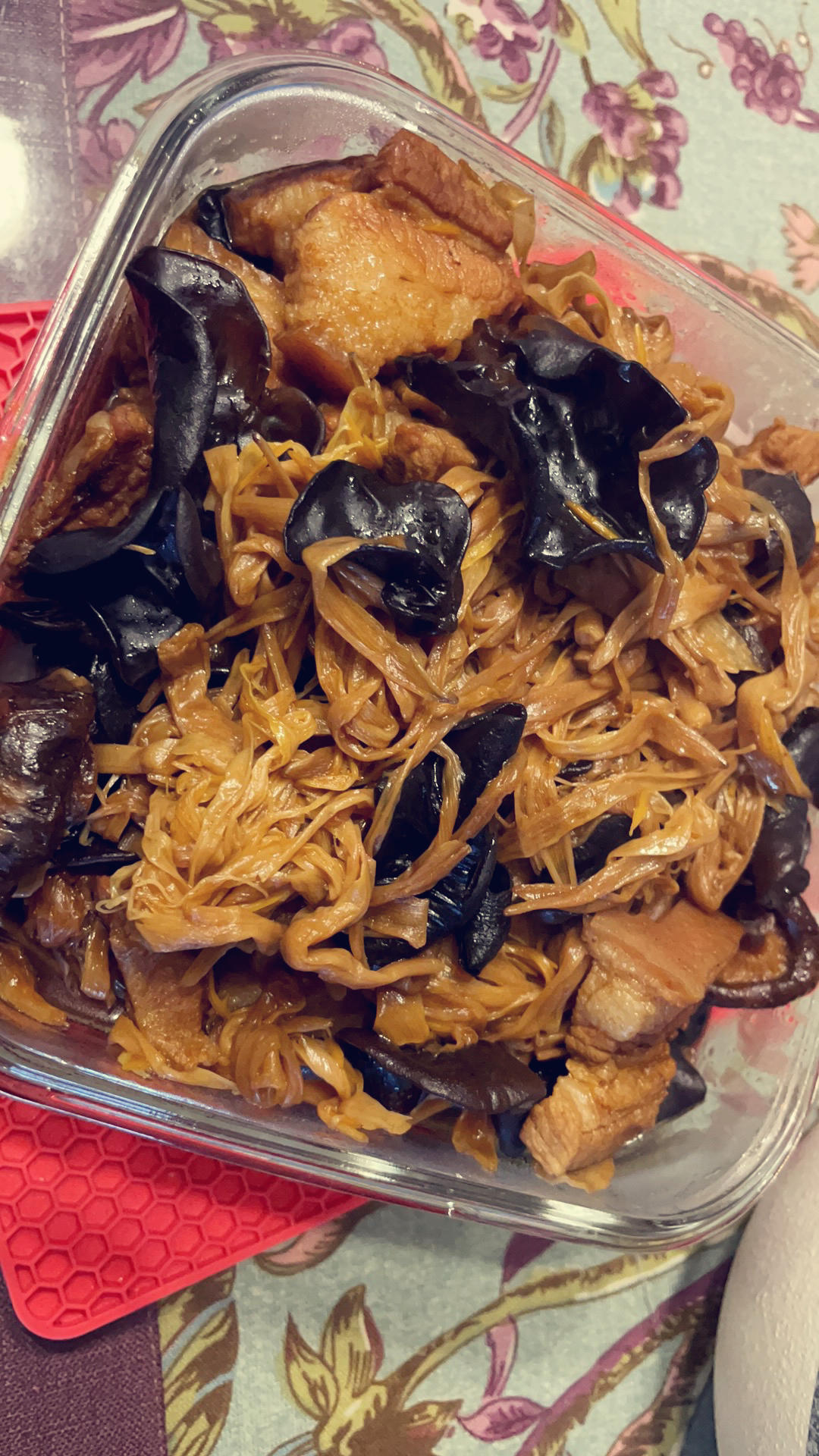 金针菜香菇木耳炒肉