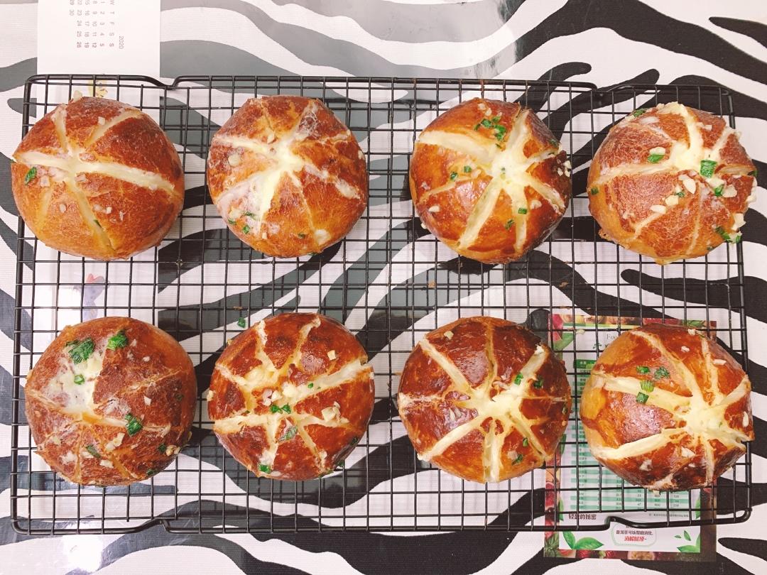 一款从韩国红到全世界的蒜香奶酪包