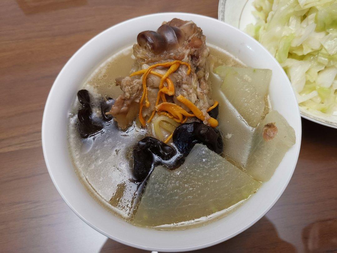 非常简单又美味的大骨头汤