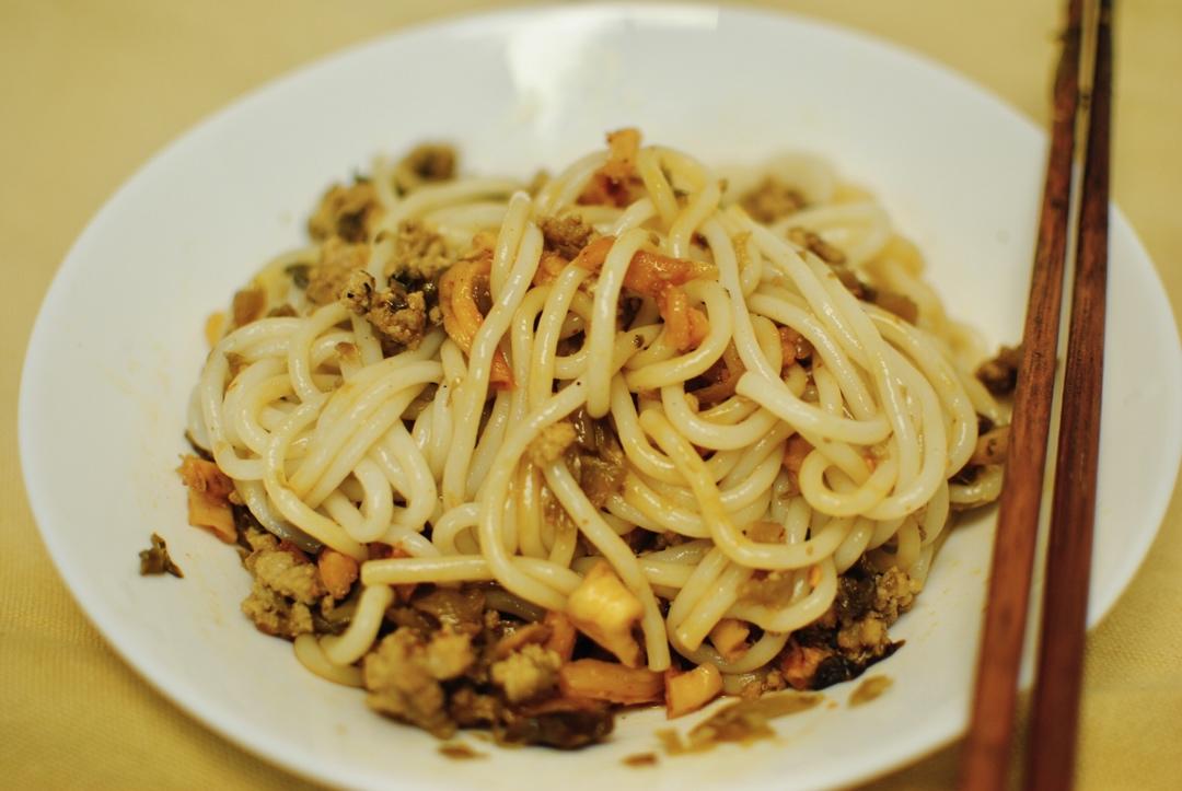 凉拌米线（酸腌菜肉末版）