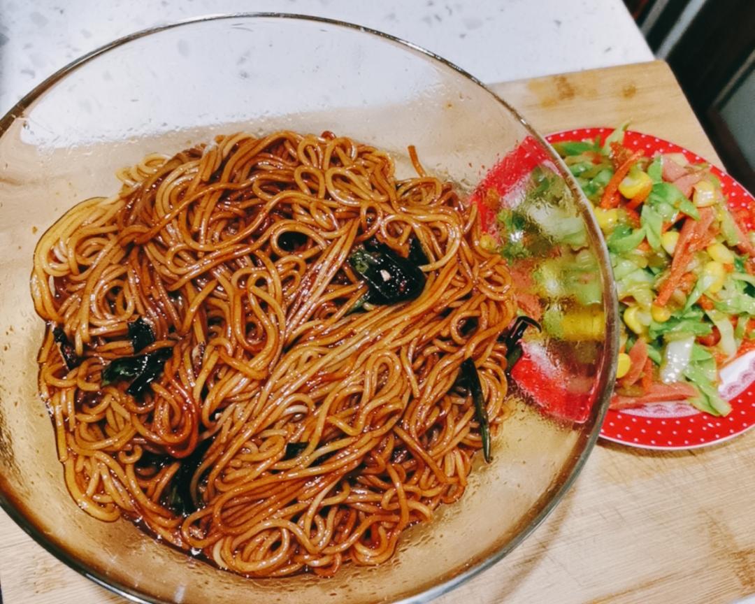 芽爱吃的葱油拌面＋什锦菜