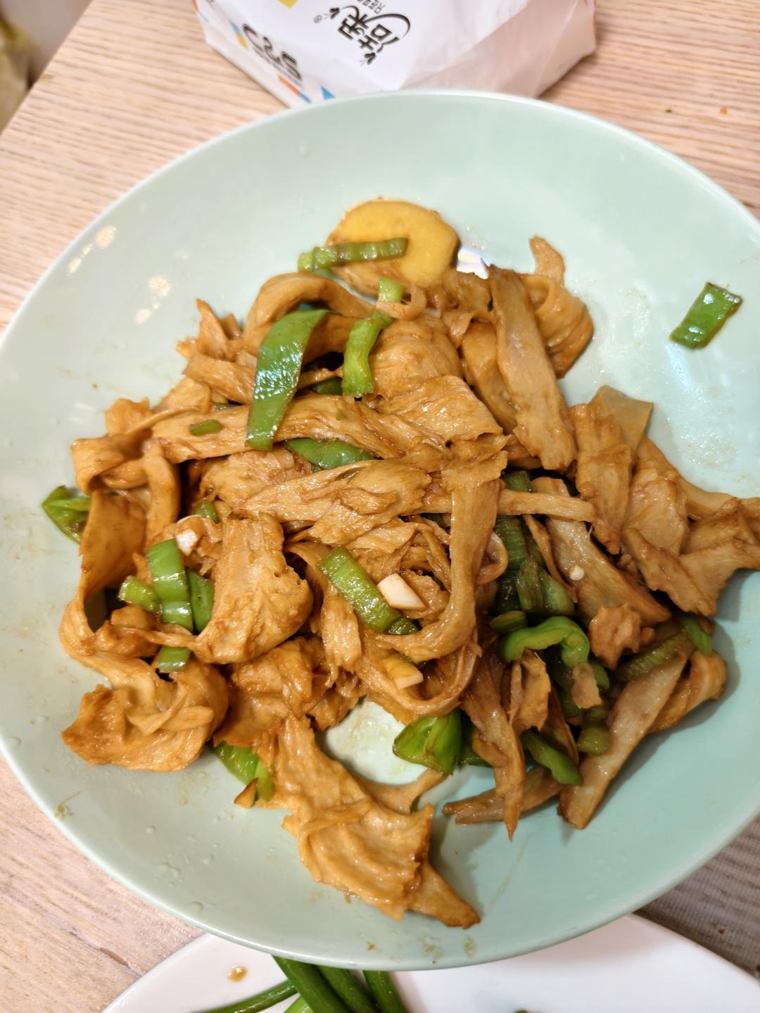 青椒炒手撕水面筋（老少皆宜）超级下饭